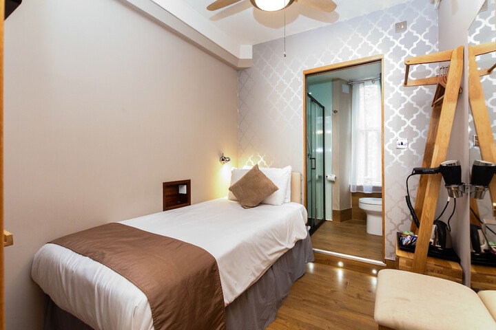 Room 48 of 128