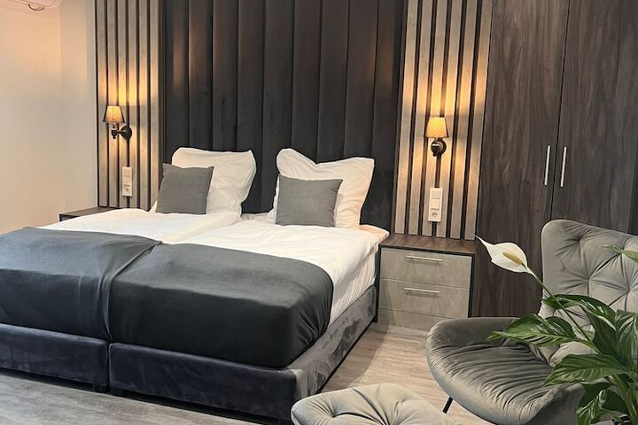 Room 2 of 10