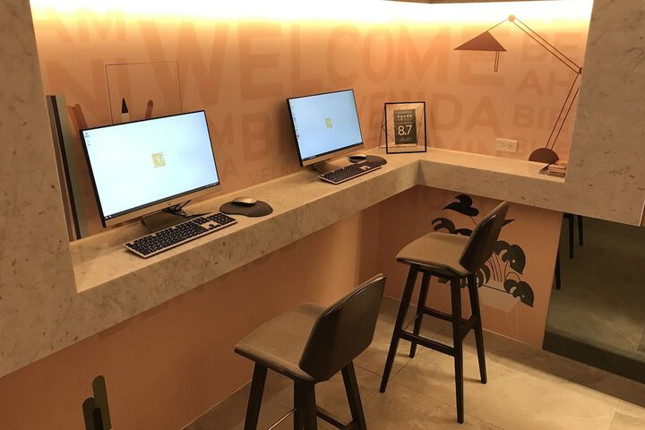 Business Center 52 of 61