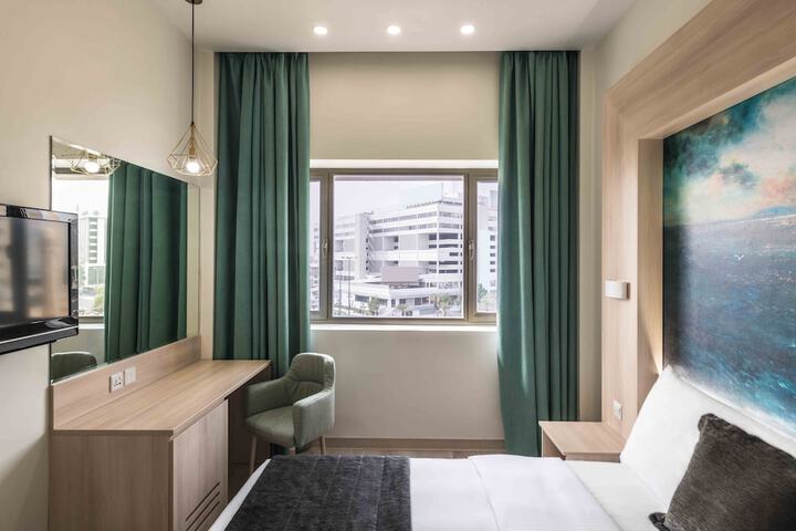 Room 13 of 36