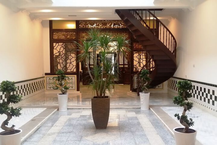 Exterior of Heeren Palm Suites