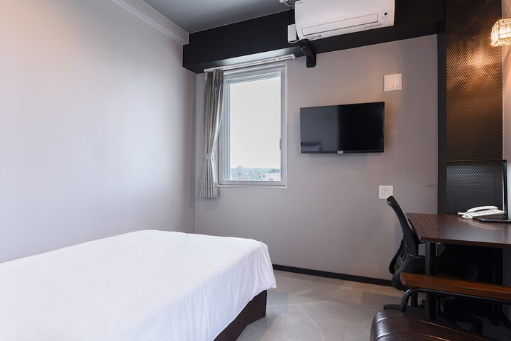Room 8 of 19