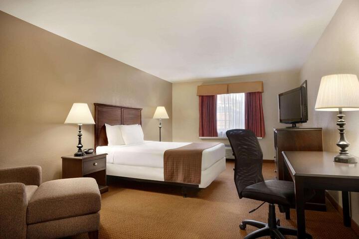 1 King Bed (2 of 7)