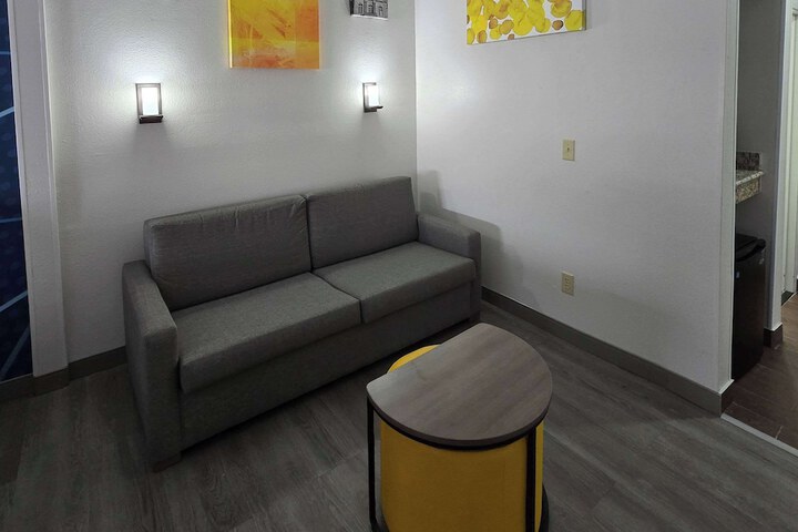 Room 13 of 25
