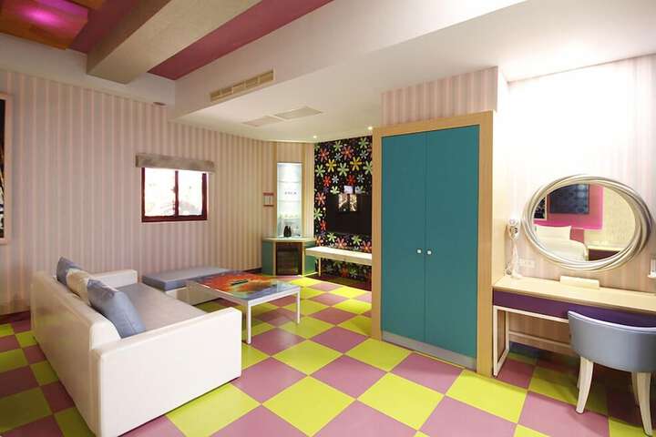 Room 6 of 33