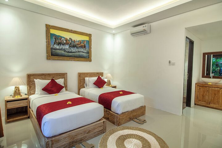 Room 10 of 32