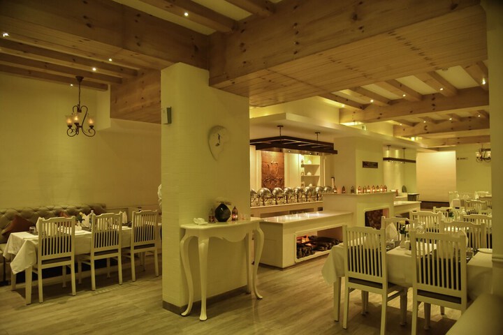 Dining 26 of 38