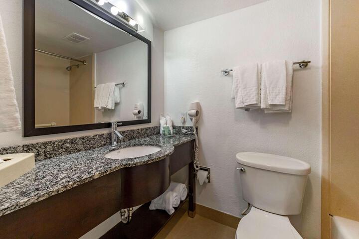 2 Queen Accessible Roll in Shower Microwave, Refrigerator WiFi Full Breakfast (25 of 25)