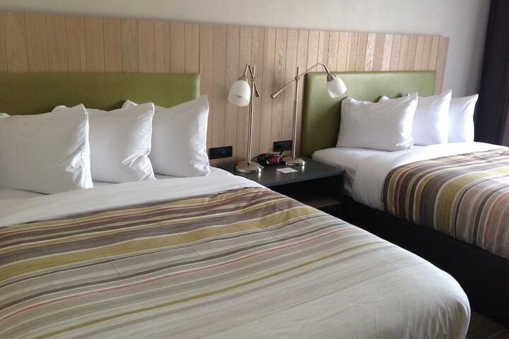 2 Queen Beds (2 of 7)