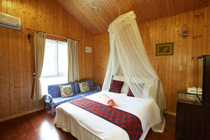 Room 6 of 12