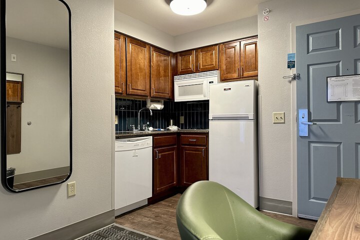 1 Queen Studio Suite (14 of 37)