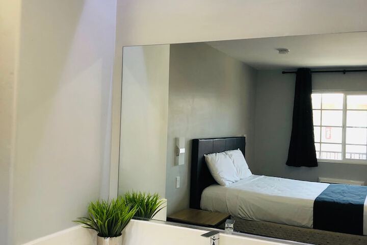 1 Queen Bed (24 of 49)