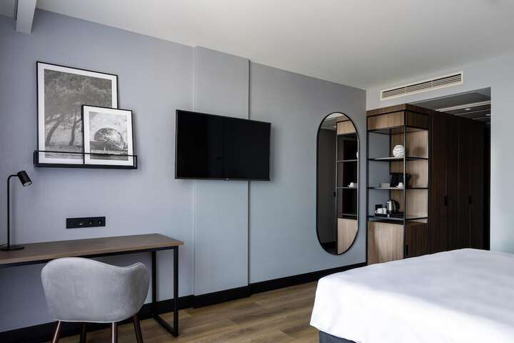 Room 34 of 228