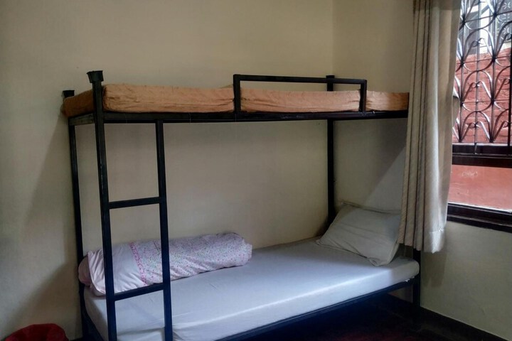 Room 32 of 66