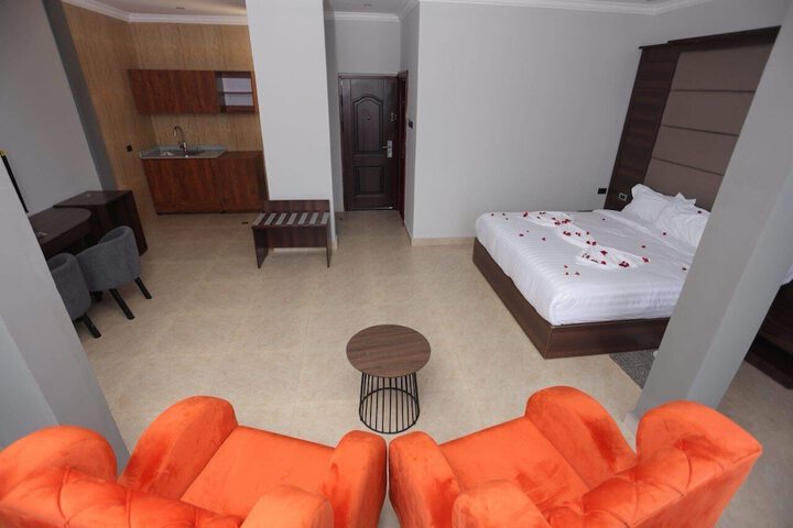 Room 4 of 8