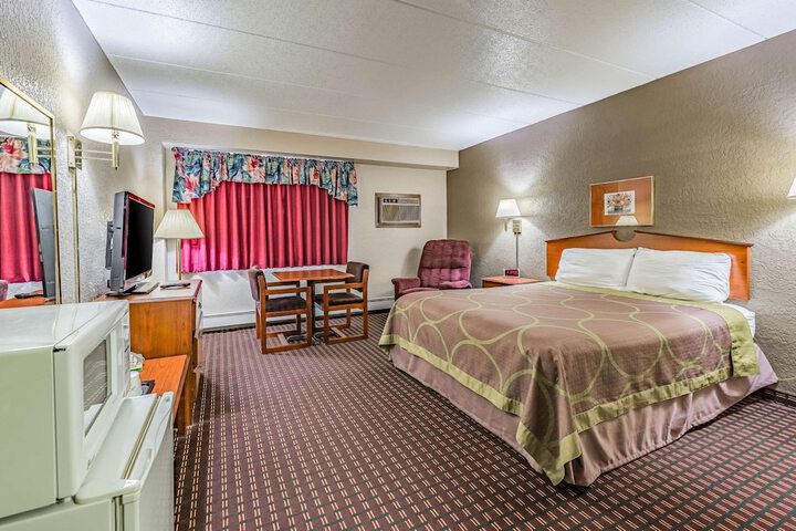 1 Queen Bed (1 of 10)