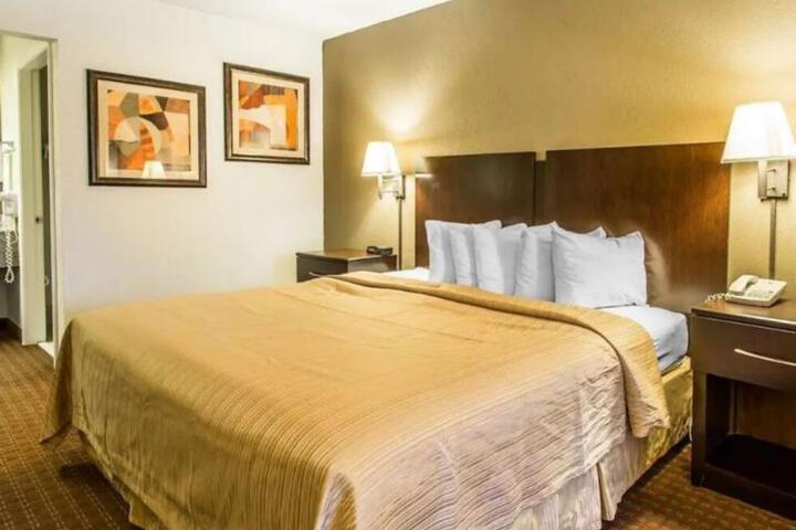 1 Queen Bed Accessible (2 of 3)