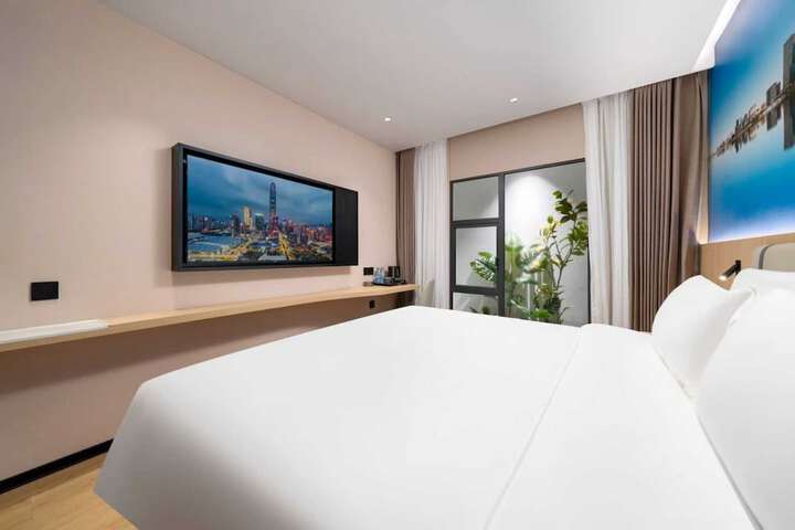 Room 7 of 14
