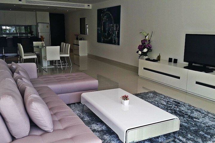 Room 12 of 102