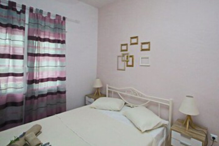 Room 6 of 18