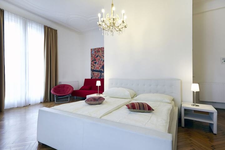 Room 12 of 28