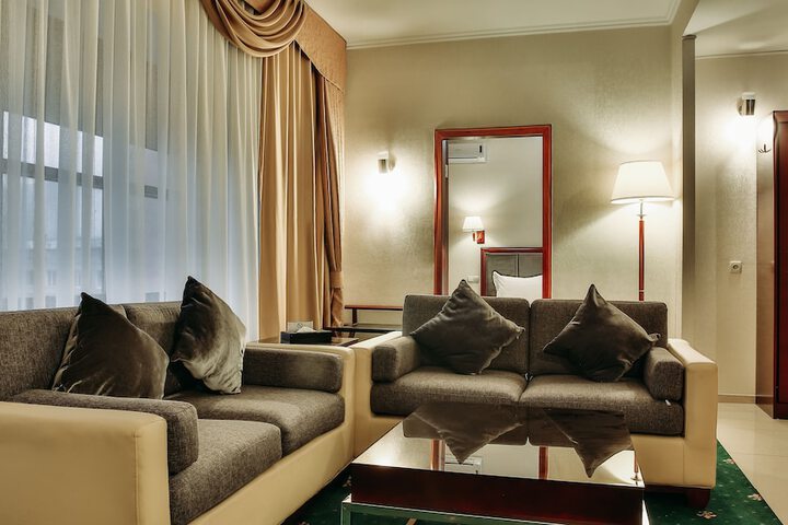 Room 13 of 32