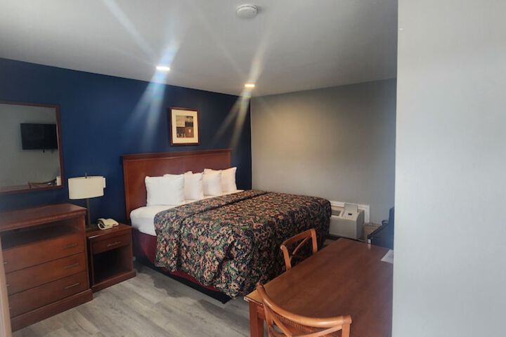 Standard King Room (5 of 5)