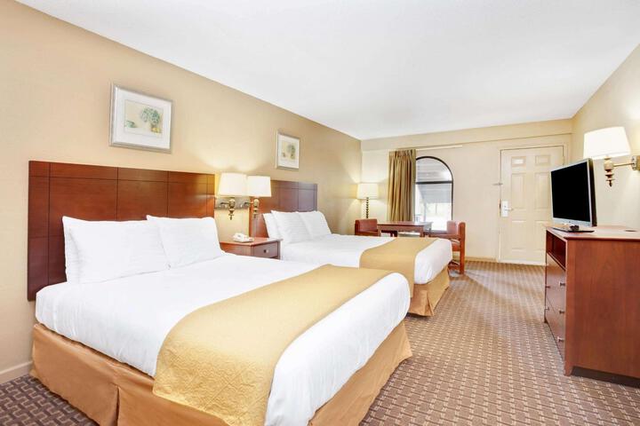 2 Queen Beds (3 of 5)