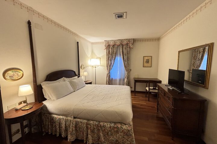 Room 44 of 177
