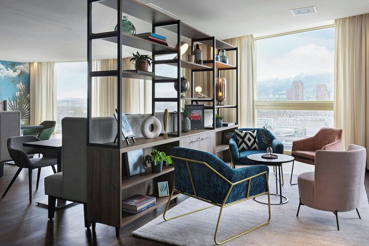 Lounge 79 of 104