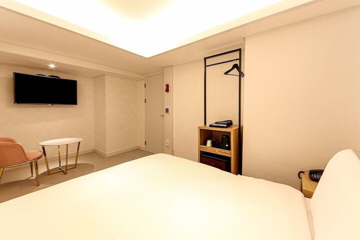 Room 11 of 36