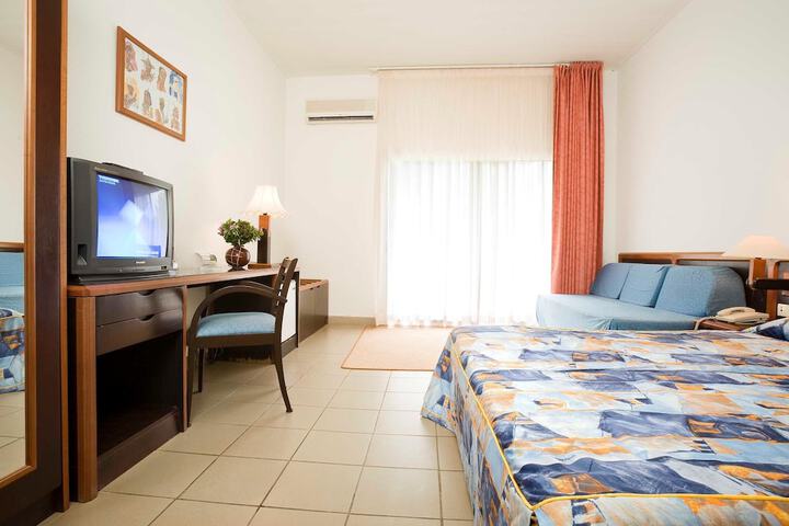 Room 8 of 32