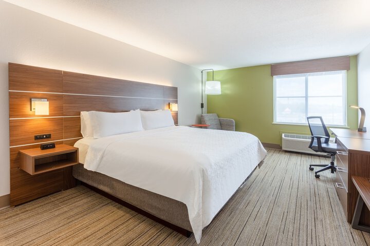 1 King Bed (2 of 18)