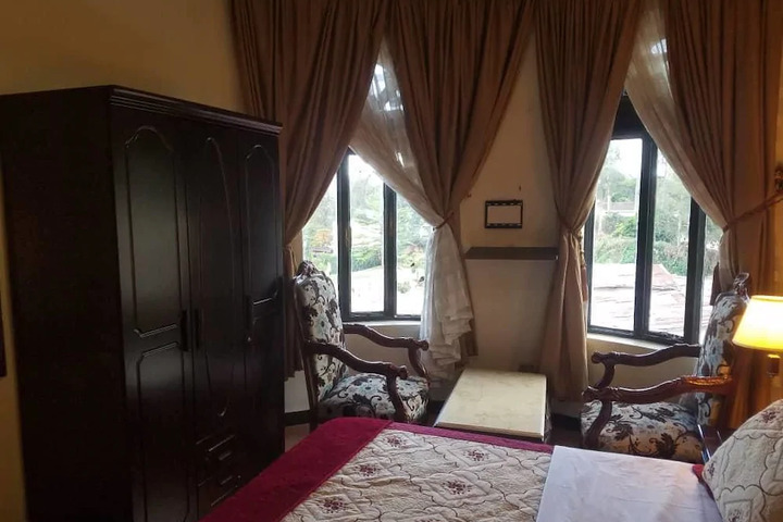 Room 5 of 9
