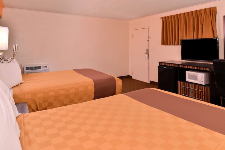 1 Queen Bed (4 of 9)