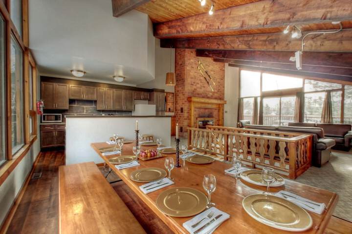 Spacious 8 bdrm Cottage with Private Beach Access BBQ, Hot Tub, Sauna, Pet friendly in The Blue Mountains, ON