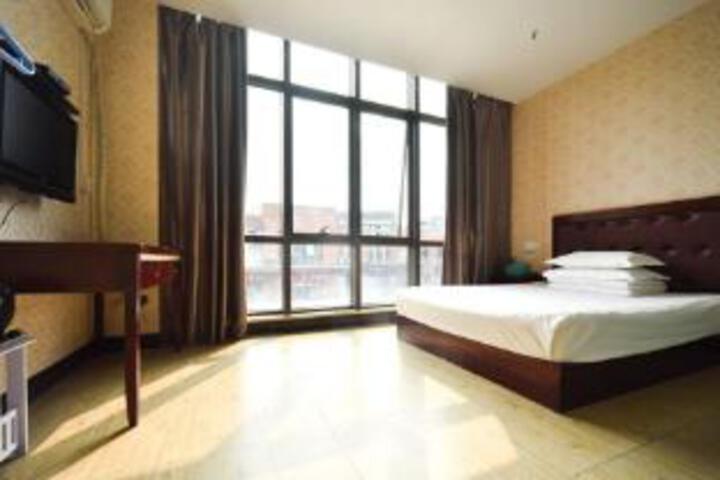 Room 6 of 8