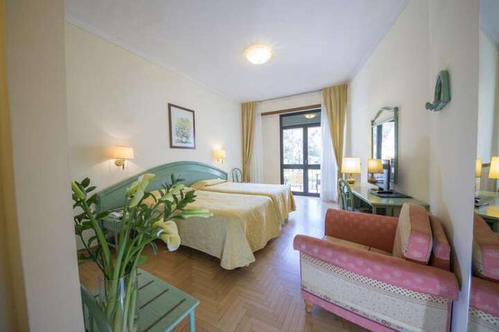 Room 4 of 35
