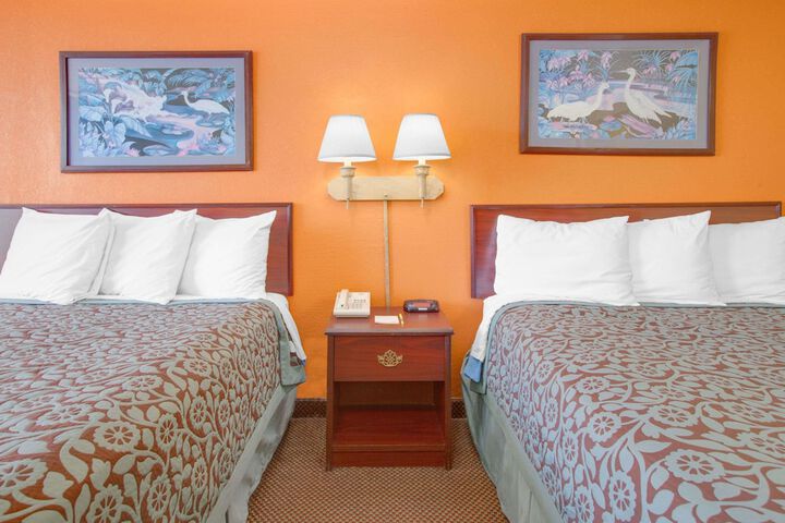 2 Queen Beds (2 of 8)