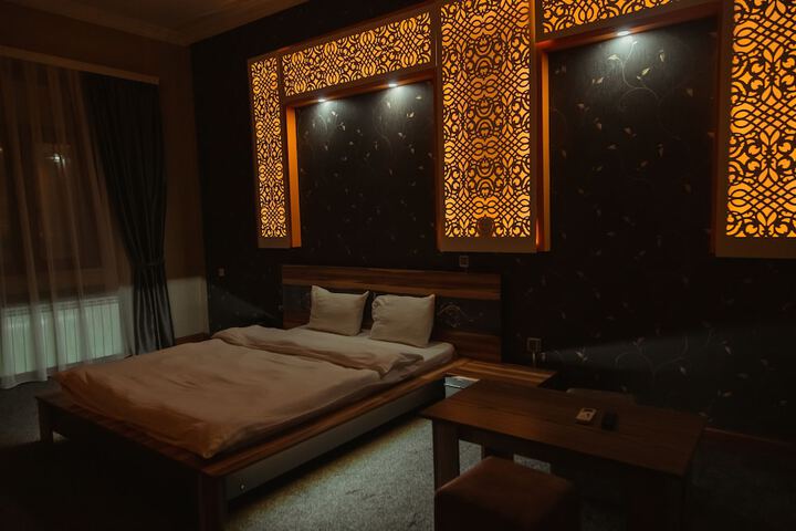 Room 5 of 18