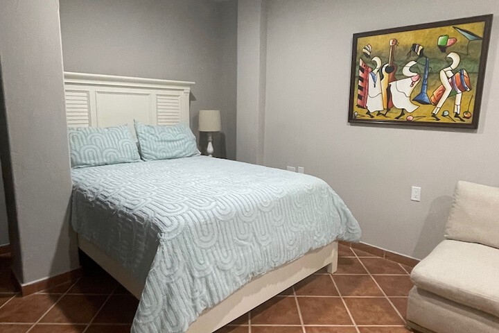 Room 4 of 25
