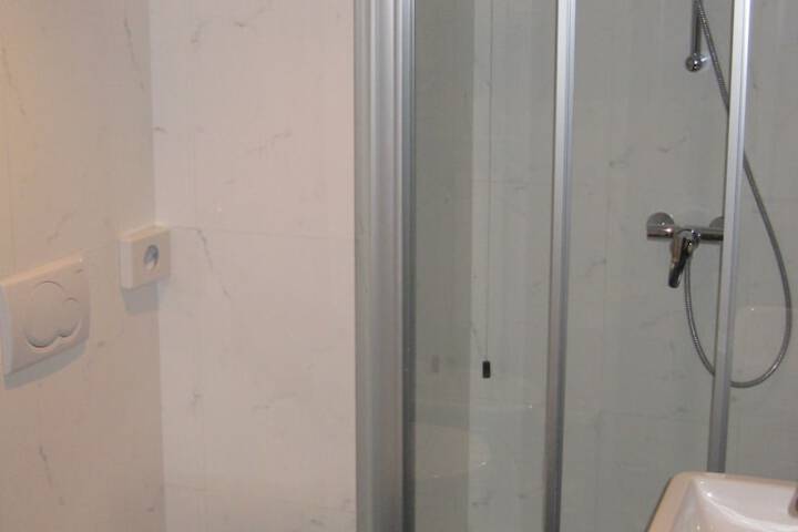 Room 33 of 68