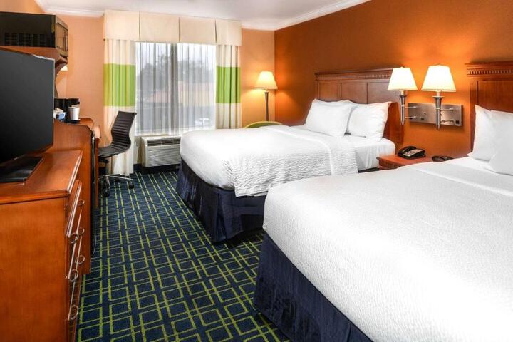 2 Queen Beds Flat Screen Television Microwave and Refrigerator High Speed Internet Acces (2 of 5)