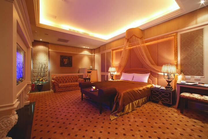 Room 12 of 21