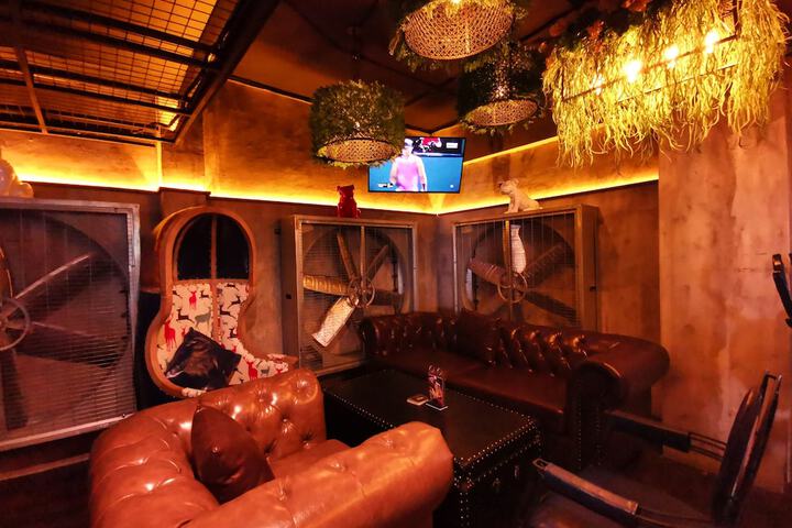 Lounge 26 of 43