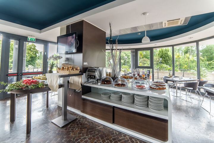Breakfast area