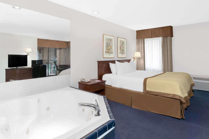 1 Queen Bed Accessible Room (4 of 9)