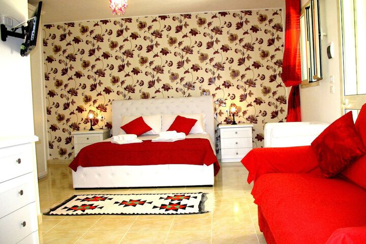 Room 4 of 77