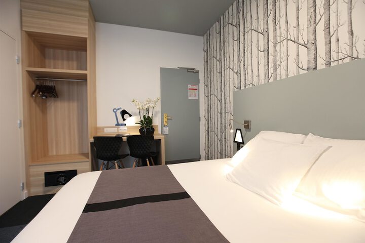Room 10 of 28