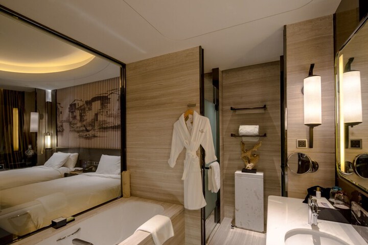 Room 12 of 25